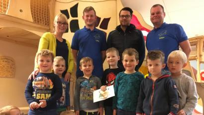 Bild: ads
Die Leiterin der Kindertagesstätte Birgit Kumeth freut sich über die Spende von 250 Euro aus den Händen der Faschingsprinzen blau-gelb mit Lukas Schiffler, Alexander Schuller und Holger Krügelstein (hinten von links).