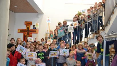Bild: gi
Diese muntere Kinderschar ist beim Kinderbibeltag am Buß- und Bettag im Pfarrheim dabei. Sie entdecken wie Jesus in Gleichnissen spricht.