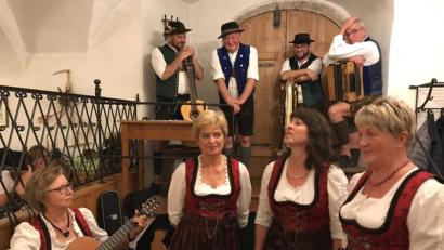 Bild: u
Im gerammelt vollen Schlosskeller herrscht allerbeste Stimmung bei der Schlosmusi, zu der D’ Watzndorfer eingeladen hatten. Erstmals dabei bei der Veranstaltung sind die Maierbachsängerinnen aus Pölling und die Hirschauer Wirtshausmusi.