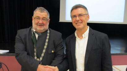 Bild: bl
Bürgermeister Armin Schärtl gratuliert dem neuen Kulturpreisträger Raphael Haubelt (rechts).