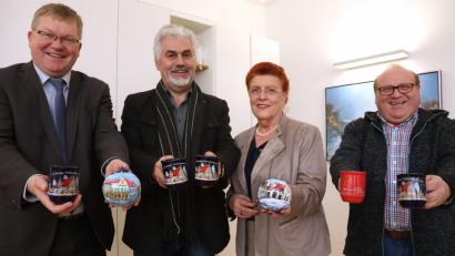 Bild: Wolfgang Steinbacher
Tassen und Kugeln für die Weihnachtsmarkt-Besucher. Oberbürgermeister Michael Cerny, Andreas Raab, Emilie Leithäuser und Peter Harant (von links) präsentieren die Erinnerungsstücke.