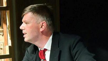 Bild: Hartl
Eigentlich ist Thomas Reiß, der Vorsitzende der Freilichtbühne am Buchberg, ja am liebsten Wirt. Im Holledauer Schimmel war er heuer Bürgermeister (unser Bild). Nächstes Jahr soll's die Hauptrolle sein: Reiß soll in "Anatevka" den armen Milchmann Tevje spielen.