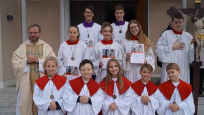 Bild: du
Fünf neue Messdiener (vorne) nimmt Pfarrer Thomas Stohldreier (links) am Christkönigsfest in die große Schar von 60 Ministranten auf.