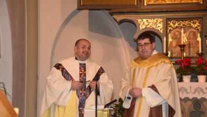 Bild: bey
Pfarrer Monsignore Miroslav Martis (links) und Stadtpfarrer Pater Hans Ring heben im Vorabendgottesdienst das Zusammenwachsen der beiden Städte seit Begründung der Partnerschaft hervor.