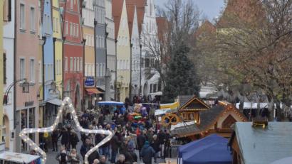 Bild: Karin Wilck
Der Kathreinmarkt bringt für den Weidener Handel einen gelungenen Start ins Weihnachtsgeschäft. Die hohe Frequenz der Besucher macht auch der Blick auf den Unteren Markt deutlich.