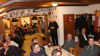 Bild: rpp
Architekt und Stadtplaner Emil Lehner (stehend) stellt den Löschwitzern erste Ideen vor.