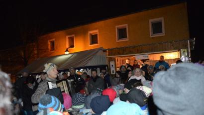 Bild: bej
Eine ganz besondere Atmosphäre herrschte beim voradventlichen Markt in Winklarn. Unter anderem brachten sich die Grundschulkinder, begleitet vom Akkordeon, mit weihnachtlichen Beiträgen ein.
