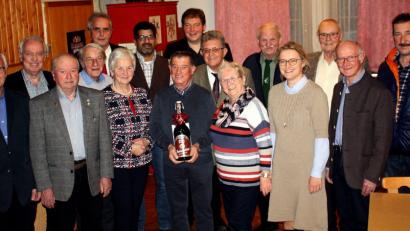 Bild: R. Kreuzer
Wilhelm Moser (vorne Mitte) mit Lebensgefährtin Lore Leitmeier im Kreise der Gratulanten.