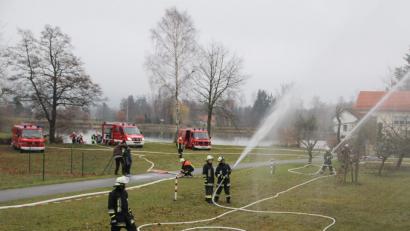 Bild: jma
Bei einer Feuerwehr-Übung in Pressath setzten die Einsatzkräfte schwere Geräte ein, um den "Brand" zu bekämpfen.
