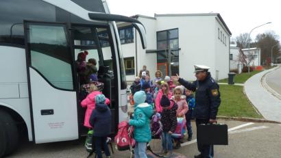 Bild: hah
Polizeihauptkommissar Harald Heselmann erklärt den Kindern, wie sie sich richtig verhalten, zum Beispiel beim Einsteigen.