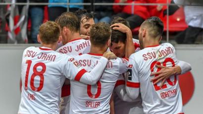 Bild: agentur_dpa
Regensburger Jubel nach dem späten Ausgleich: Sebastian Stolze (Zweiter von rechts) rettete dem SSV Jahn gegen St. Pauli zumindest einen Zähler.