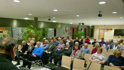 Bild: rn
In der Aula der Markus-Gottwalt-Schule erfahren die Mitglieder Einzelheiten über Tätigkeiten und Initiativen von GeHiH. Im Gegensatz zu den Mitgliedetreffen mit bis zu 100 Besuchern bleibt der Teilnehmerkreis dieses Mal überschaubar.