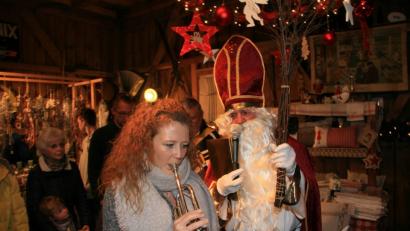 Bild: wro
Nach Einbruch der Dunkelheit stattet der Nikolaus den Kindern einen Besuch ab - begleitet von einem Engel mit Trompete.
