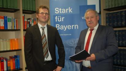 Bild: gib
Hermann Brandl, VBW-Bezirksgeschäftsführer (rechts), und Ferdinand Heindlmeier, Geschäftsführer der Roding Automotive GmbH, blickten auf die künftigen Herausforderungen für die Oberpfälzer Automobilindustrie.