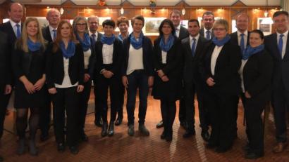 Bild: mez
Die Vorstände der Raiffeisenbank Oberpfalz NordWest eG ehren zahlreichen Jubilaren für ihre langjährige Treue zur Genossenschaft.