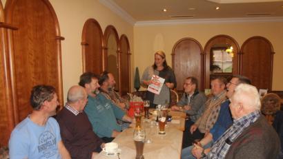 Bild: frd
Gewerkschaftssekretärin Petra Katens (stehend) erläuterte ihren Kollegen von der IG Bau den ausgehandelten Tarifvertrag 2018. Dabei sei für die Beschäftigten im Bauhauptgewerbe viel erreicht worden.