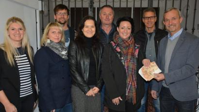 Bild: jr
Die Spendenübergabe mit (von links) Maria Frank, Birgit Gmeiner, Wolfgang Pötzl und stellvertretender Amtsleiterin Yvonne Reitzenstein (alle Finanzamt), Edgar Wenisch und Franziska Walenta (beide "Kopf hoch") sowie Erich Rieß und Personalratsvorsitzendem Gilbert Altmann (beide Finanzamt).