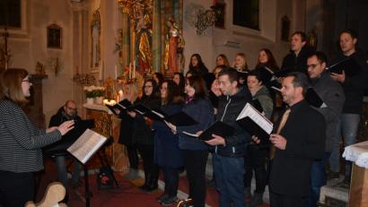 Bild: jr
„Grazie a Dio“ um Leiterin Michaela Burger, unterstützt von Christoph Habel am E-Piano, gab am Samstag in der Leonberger Pfarrkirche ein beeindruckendes Konzert.