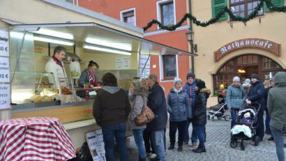 Bild: dob
Einzig am Bratwurststand von Armin Gollwitzer aus Neustadt/WN bildeten sich lange Warteschlangen. Jeder wollte in den Genuss einer Bratwurst kommen - von der Stadt spendiert.