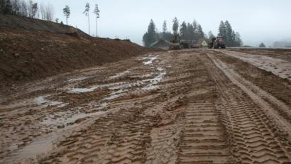 Bild: roh
Die Straße bei Eppenhof wird nach links - nach Norden - verschoben, dadurch wird der Radius der Kurve geringer und später leichter befahrbar. In dieser Kurve starb vor Jahren bei einem Unfall ein junger Mann.
