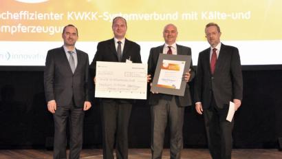 Bild: exb/S. Wawarta
Minister Hubert Aiwanger (links) und Ministerialdirigent Rudolf Escheu (rechts) überreichten Horst Hübner, Leiter Werke (Mitte links) und Geschäftsführer Michael Ascherl (Mitte rechts) stellvertretend für unser Unternehmen die Auszeichnung für den Energiepreis 2018 in der Kategorie „Energieeﬃzienz“.