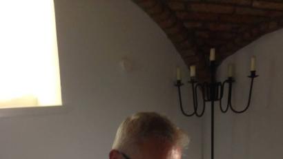 Bild: exb
Thomas Bäumler liest im historischen Stallgewölbe aus seinem Buch.