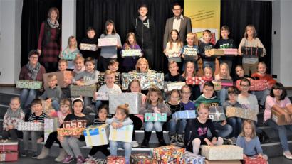 Bild: rgr
Philipp Koch vom Serviceclub "Round Table" (oben, Mitte) nimmt die Weihnachtspäckchen der Grundschulkinder entgegen. Mit auf dem Bild sind Rektor Thomas Schmidt (rechts daneben), Konrektorin Ruth Seitz (links oben) und Sabine Arnold (darunter).