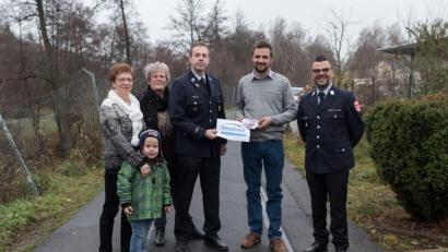 Bild: dtr
Eine Spende von 1500 Euro übergibt Inoplast-Betriebsleiter Alexander Müller an den Vereinsvorsitzender Christian Münchmeier von der Feuerwehr Windischeschenbach.