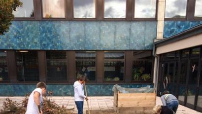 Bild: Mittelschule Schmidgaden
Im Zuge der Offenen Ganztagsschule wird der Schulgarten neu gestaltet. Ein alter Teich wird restauriert, ein Hochbeet wurde angelegt.