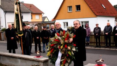 Bild: R. Kreuzer
Ehrenvorsitzender Horst Witzl (rechts) und Stadtrat Norbert Freundorfer legen am Totensonntag einen Kranz am Mahnmal nieder.