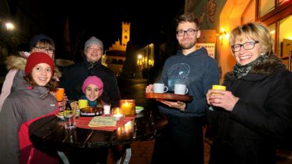 Bild: Hirsch
Treffpunkt "Marktplatz": Bei einer Tasse Glühwein genossen die Besucher den abendlichen Flair der Altstadt.