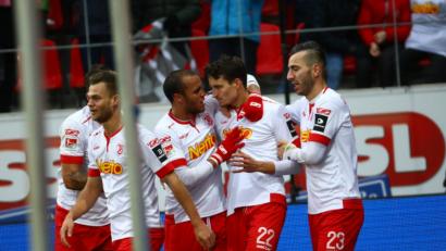 Bild: Jahn Regensburg
Sebastian Stolze knackt den Abwehrriegel kurz vor Schluss.