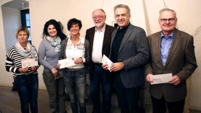 Bild: wro
Anlässlich seines Geburtstags bat Bürgermeister Herbert Bauer (Dritter von rechts) um Geldspenden, die er nun an Sabine Preisinger (Kindergarten), Inge Dick (Grundschule Falkenberg) und Uschi Huber vom Förderzentrum Tirschenreuth (von links) weiterreichte. Umschläge mit Barem erhielten auch Gerhard Pöschl für die Burg und Roland Grillmeier (von rechts) für die "Lebenshilfe".