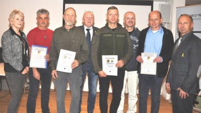 Bild: es
Kreisvorsitzender Manfred Zettl (rechts) und Kreisorganisationsleiter Günter Bogner (Vierter von links) nahmen die Ehrungen vor:
von links: Sekretärin Monika Müller, Wolfgang Nurtsch, Hermann Böhm, Mario Kurzawa, Jürgen Janku und Thomas Eckstein.