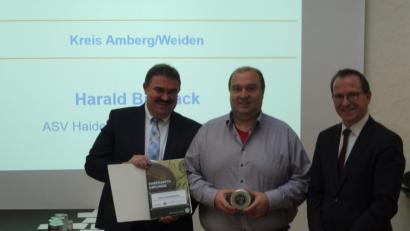 Bild: hai
BLSV-Präsident Jörg Ammon (rechts) und Kreisspielleiter Albert Kellner (links) würdigen Harald Biersacks Engagement mit einer Urkunde und der DFB-Uhr.