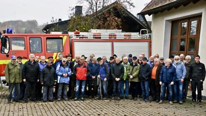 Bild: bas
Die Freudenberger Wandergruppe übereicht Teamleiter Tobias Hirn (rechts) eine Spende von 300 Euro für die Ausbildung und Ausrüstung der First-Responder-Gruppe.