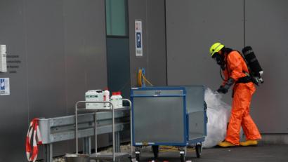 Bild: Alexander Auer
Stark ätzendes Desinfektionsmittel läuft in der Notaufnahme im Regensburger Krankenhaus St. Josef aus.