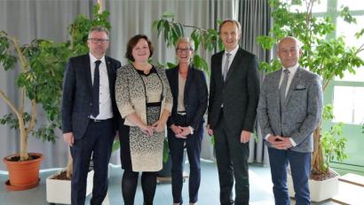 Bild: wbe
Zur Amtseinführung gratulieren Andrea Dechant (Zweite von links) Bürgermeister Michael Göth, Konrektorin Sabine Lubich, Schulrat Stephan Tischer und Personalrat Werner Winter (von links).