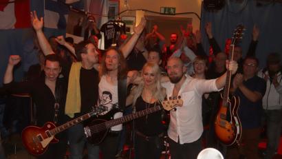 Bild: mfh
Ein tolles Konzert mit zwei Zugaben geben Jessica Wolff und ihre Band – sie bedanken sich artig beim jubelnden Publikum.