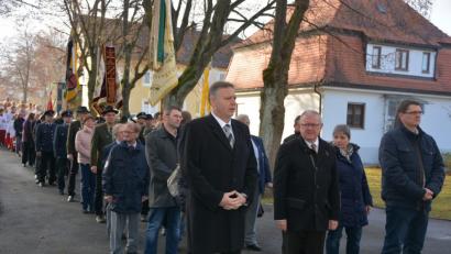 Bild: jr
Mit einem kurzen Kirchenzug von der Grundschule zur Pfarrkirche begannen die Feierlichkeiten. Mit dabei waren Bürgermeister Ernst Neumann, die Gemeinderäte und zahlreiche Vereine.