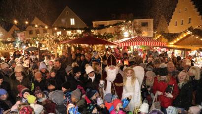 Bild: Gerhard Götz
Das Christkind und der Nikolaus sind umkreist von Kindern und erwachsenen Besuchern. Sie alle waren bei der Eröffnung des Weihnachtsmarktes dabei.