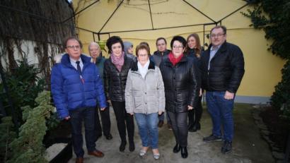 Bild: bjp
In häuslicher Runde feierte Elisabeth Schaffner (Bildmitte) ihren 80. Geburtstag nach. Im Namen der Stadt gratulierten (von links) Bürgermeister Werner Walberer und Seniorenbeauftragter Albert Butscher. Bild: bjp