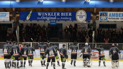 Bild: brü
Die Spieler des ERSC Amberg feiern mit ihren Fans ein erfolgreiches Wochenende. Im Heimspiel am Freitagabend bejubelten die Löwen einen 8:2-Sieg gegen den EC Pfaffenhofen (Bild), am Sonntag gab es beim ESC Vilshofen einen 4:3-Sieg in der Verlängerung.