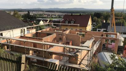 Bild: Tietz
Es ist eine heikle Angelegenheit, wenn viele Monate ins Land ziehen, bis ein Bauantrag im Landratsamt seinen Segen bekommt. Dass sich das nicht immer vermeiden lässt, liegt auch am Personalmangel in der Kreisbehörde.