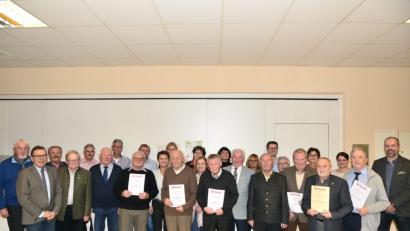 Bild: bey
Vorsitzender Wilhelm Hagler (vorne, links) und zweiter Vorsitzender Norbert Stich (rechts) ehren die langjährigen Mitglieder des SC Luhe-Wildenau.