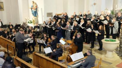 Bild: mab
Ihnen galt der besondere Applaus und die Hochachtung für die Aufführung des Meisterwerks: Chor, Orchester und Solisten unter Leitung von Dekanatskirchenmusiker Michael Koch.