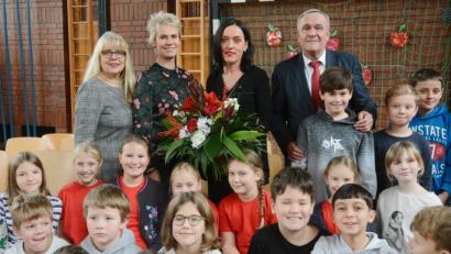 Bild: Gabi Schönberger
Hinter den Kindern steht die neue Schulleiterin Tanja Willax-Nickl (Zweite von rechts) zusammen mit OB Kurt Seggewiß, Konrektorin Ingrid Meyer (links) und leitender Schulamtsdirektorin Christine Söllner.