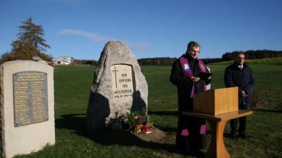 Bild: wro
Die Gedenkfeier am Helmbrechtser Kriegerdenkmal gestalten Stadtpfarrer Bernd Philipp und zweiter Bürgermeister Karl Busch gemeinsam.