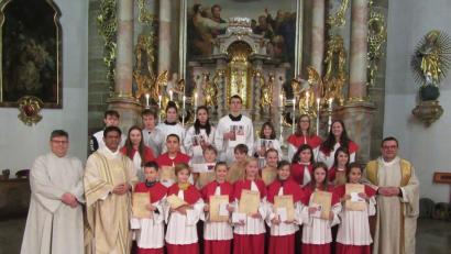 Bild: jzk
Freudige Erwartung verspürten die neuen „Minis“ (vorne), ein wenig Wehmut die ausscheidenden Ministranten (dahinter). Den Aufnahmegottesdienst feiert Stadtpfarrer Konrad Amschl (links) mit Gemeindereferent Jochen Gößl und Pfarrvikar Joseph Meenpuzhackal (von links).