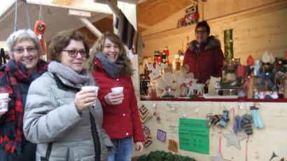 Bild: gm
Schöne Unikate, gefertigt von Hobbykünstlern, aber auch eine Tasse Glühwein und eine heitere Unterhaltung: Den Besuchern gefällt’s beim Bummel durch den Markt.